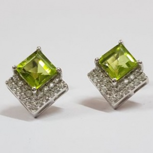 Ear Ring With Peridot and White Topaz