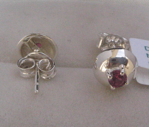 Ear Ring With White Gold & Garnet