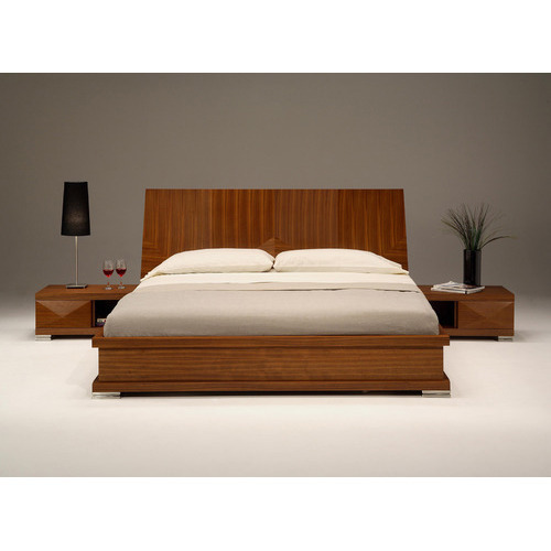 Polished Modern Wooden Double Bed, For Home Use, Hotel Use, Feature : Alluring Look, Termite Resistance