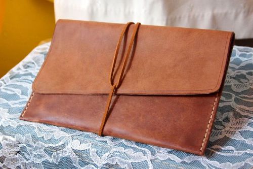 Plain 40-55 Gm Leather Clutch Purse, Length : 12.5 Cm