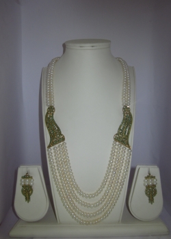 4 Row Pearls Set With Broch