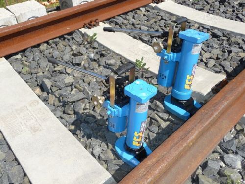 HYDRAULIC TRACK JACK