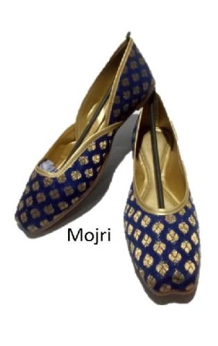 Canvas Mojari and Jutti-09, Feature : Attractive Designs, Best Quality, Comfortable, Skin Friendly