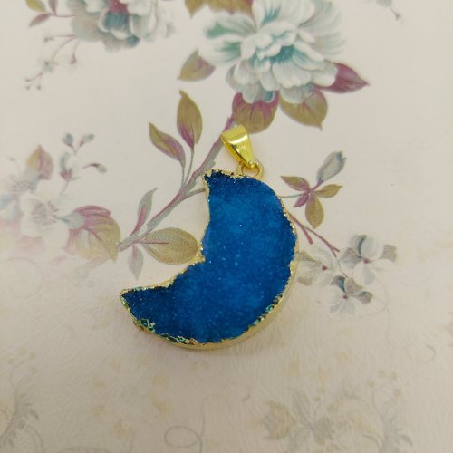 AK Gems Gold Plated Brass Pendant, Shape : Moon