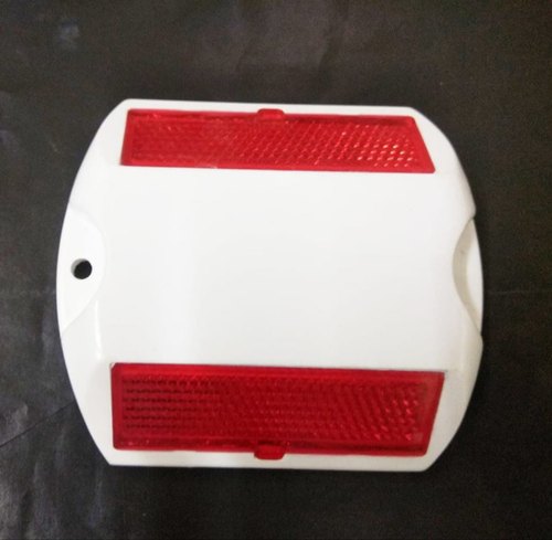 Plastic 400-500 Gm Reflective Road Studs, Size : 100 MM X 100 MM X 20 MM