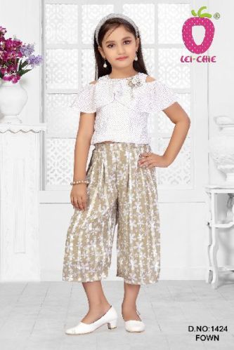 Small Polka Dot Stylish Cut Solder Floral Applique Top and Floral Print Culottes Pants