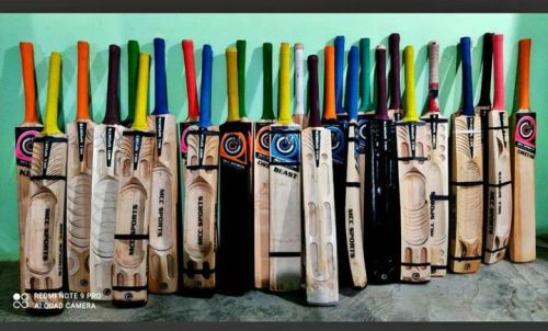 Popular Wood Cricket Bat, Feature : Accurate Dimension, Durable, Fine Finished, Hard Structure, High Strength