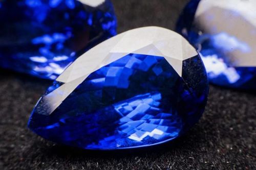Non Polished Sapphire Gemstone, For Jewellery, Size : 0-10mm, 10-20mm, 20-30mm, 30-40mm, 40-50mm
