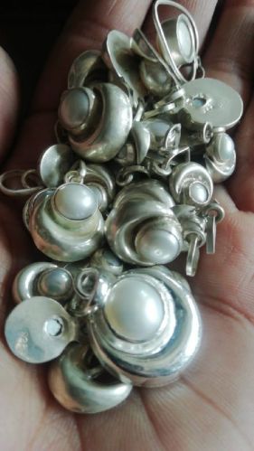 Polished Silver Moti Chand Pendant, Feature : Fine Finishing