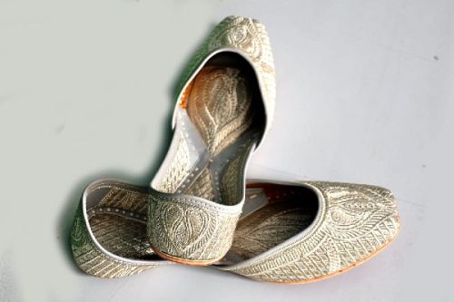 Embroidered Zari Work Jutti, Size : 5-10