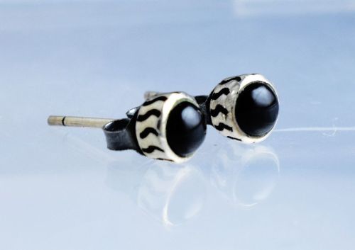 Round Black Onyx Elegant Silver Stud Earrings, Occasion : Party Wear, Wedding Wear