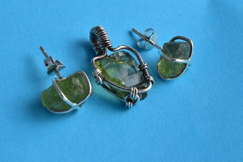 Tiny Peridot Healing Crystal Pendant Set, Gender : For Ladies