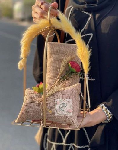 Decor Art Wire Metal Gifting Basket, Feature : Eco Friendly