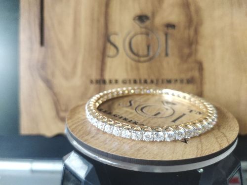 18 K Yellow Gold Bangel With 4mm Round Moissanite Diamond