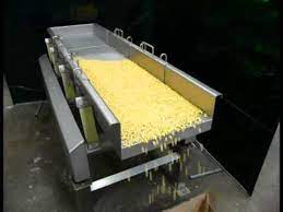 Rectangular Polished Vibrating Conveyor, For Moving Goods, Rated Power : 1-3 KW
