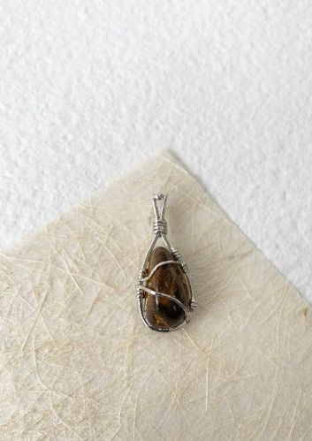 Tiger Eye Tumble Silver Pendant, Packaging Type : Wooden Box, Velvet Box, Plastic Packet, Plastic Box