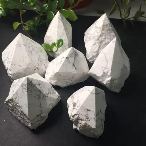 Howlite Crystal Points, Feature : Antibacterial, Durable, Easy To Clean, Perfect Shape, Striking Colours