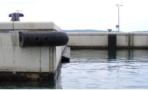 Corner Rubber Fenders, For Submarine Use, Size : 100 X 100, 150 X 150, 200 X 200, 250 X 250, 300 X 300