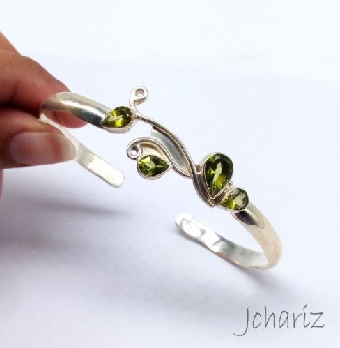 925 Sterling Silver Natural Peridot Bracelet, Packaging Type : Velvet Box