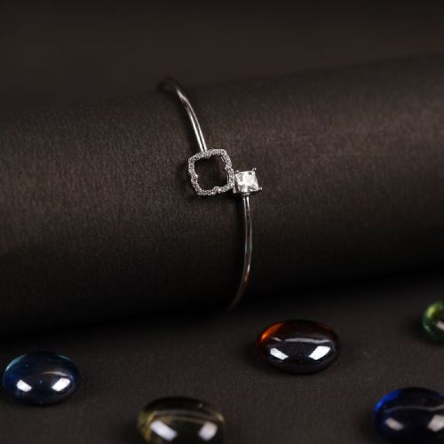 Solitaire Princess Cut Diamond Flexible Bracelet, Packaging Type : Paper Box