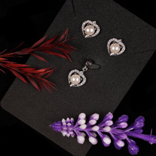 White Pearl Glamorous Diamond Pendent Set Neckless