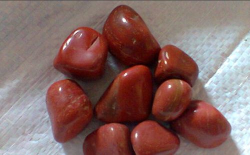 Red Solid Polished Agate Pebble Stone, For Kitchen Top, Staircase, Walls Flooring