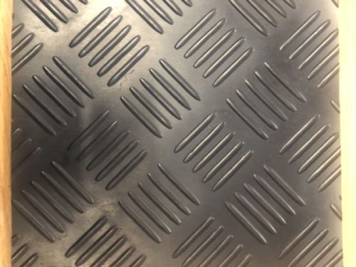 5 Bar Checker Rubber Flooring Rolls, For Car, Jeep, Feature : Easy To Fit, Fine Finishing, Superior Quality