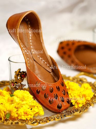 Laser Cut 200gm Leather Designer Juttis, Gender : Female