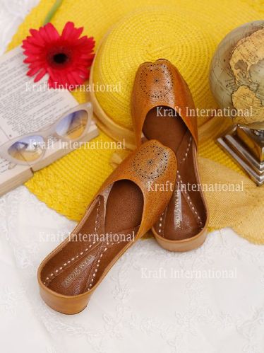 Tan Leather Juttis, Gender : Women