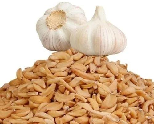 Dehydrated Garlic Flakes, For Cooking, Grade : Food Grade