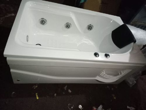 4.5 By 2.5 Jacuzzi Bathtub, Feature : Compact Design, Corrosion Proof, Eco Friendly, Fine Finishing