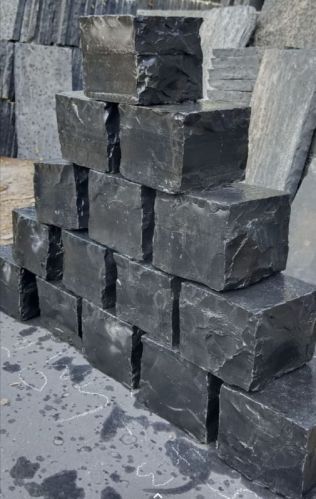 Sqaure Plain Natural Lime Stone Black Cobbles, For Floor, Feature : Attractive Look, Fine Finish