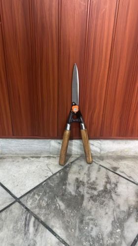 Manual Polished Stainless Stee Wooden Handle Garden Shear, For Cutting