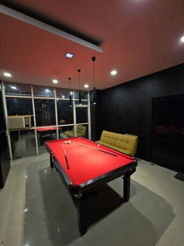 Wooden 8 Ball Pool Table For Games