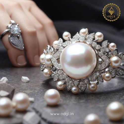 Round Polished Plain Pearl (Moti), For Decoration Use, Making Jewellery, Packaging Type : Velvet Box