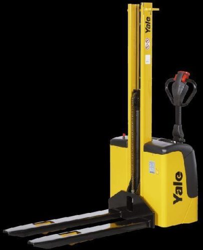 Pedestrian Powered Pallet Stacker