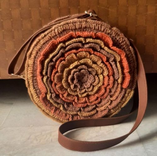 Crocheted Crochet Round Sling Bag, Specialities : Fine Quality, Easy Wash, Attractive Looks