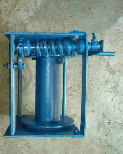 Blue Mild Steel Manual Winch Machine, For Boats, Construction, Ship