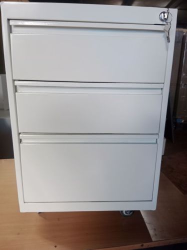 Silver Rectangular Polished Metal Pedestal, For Home, Hotel Decor, Style : Antique, Common