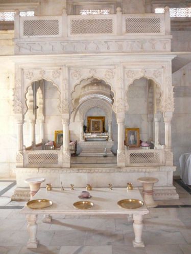 Square Indoor Big White Marble Temple, For Residential Colonies Etc., Size : 8 - 12 Feet