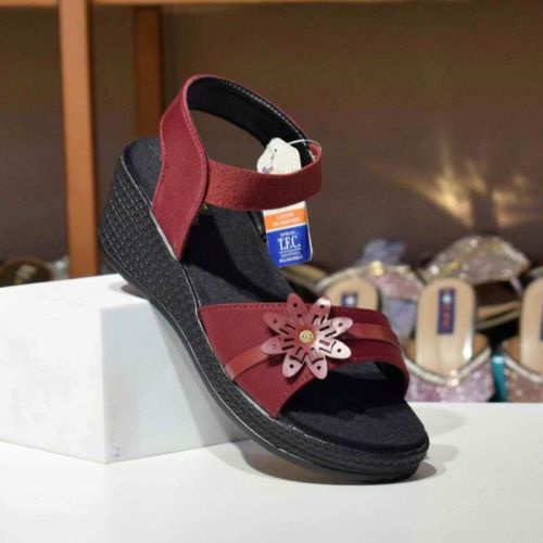 Plain Lycra PVC Fabric Womens Flat Sandals Phool, Feature : Shiny Look, Light Weight