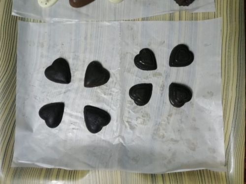 Solid Heart Shape Dark Chocolates, For Eating Use, Bakery, Diwali Gifts, Taste : Sweet