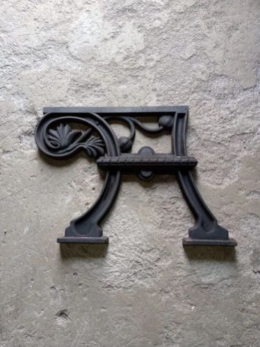 Modern Cast Iron Bench Leg, For Garden, Park, Feature : Attractive Designs, Comfortable, Stylish