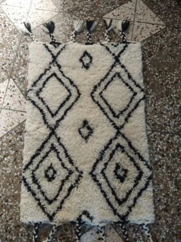 White Rectangular Handmade Woolen Carpet, For Hotel, Home, Design : Modern