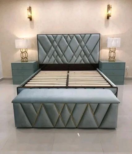 Polished Wooden Double Bed, For Home Use, Hotel Use, Motels Use, Feature : Attractive Designs, High Strength