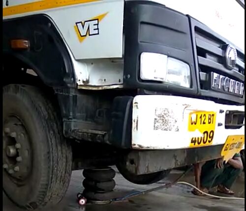 Polished Mild Steel Truck Jack, Capacity : 12 Ton