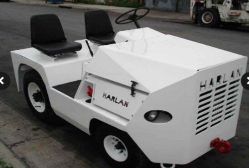 AVIATION BAGGAGE TOWING TRACTOR