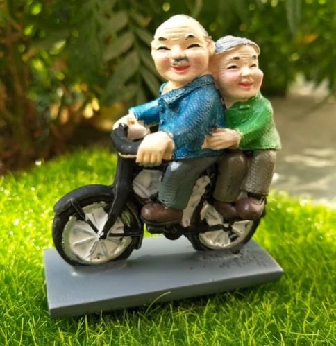 Miniature Old Couple Garden Decor, Feature : High Quality