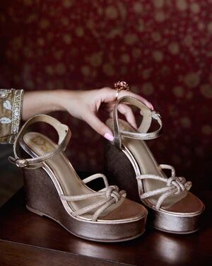 Fizzy Goblet Sunset Knots Heel Sandal