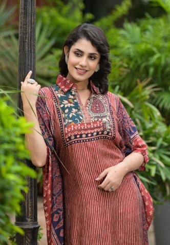 Ladies Accent Unstitched Suit, Technics : Hand Made